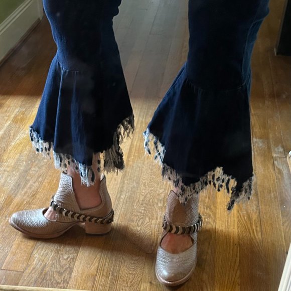 Jeans- Crop Fray NWOT - Picture 3 of 8